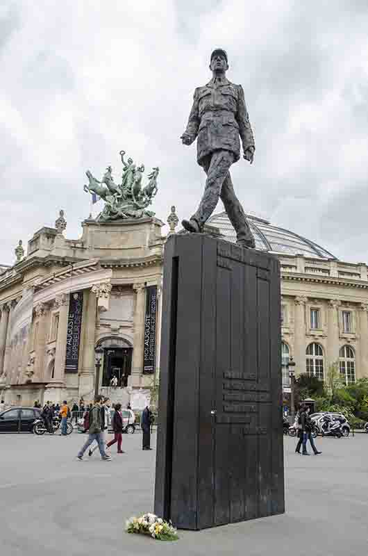 65 - Francia - Paris - monumento a Charles de Gaulle.jpg